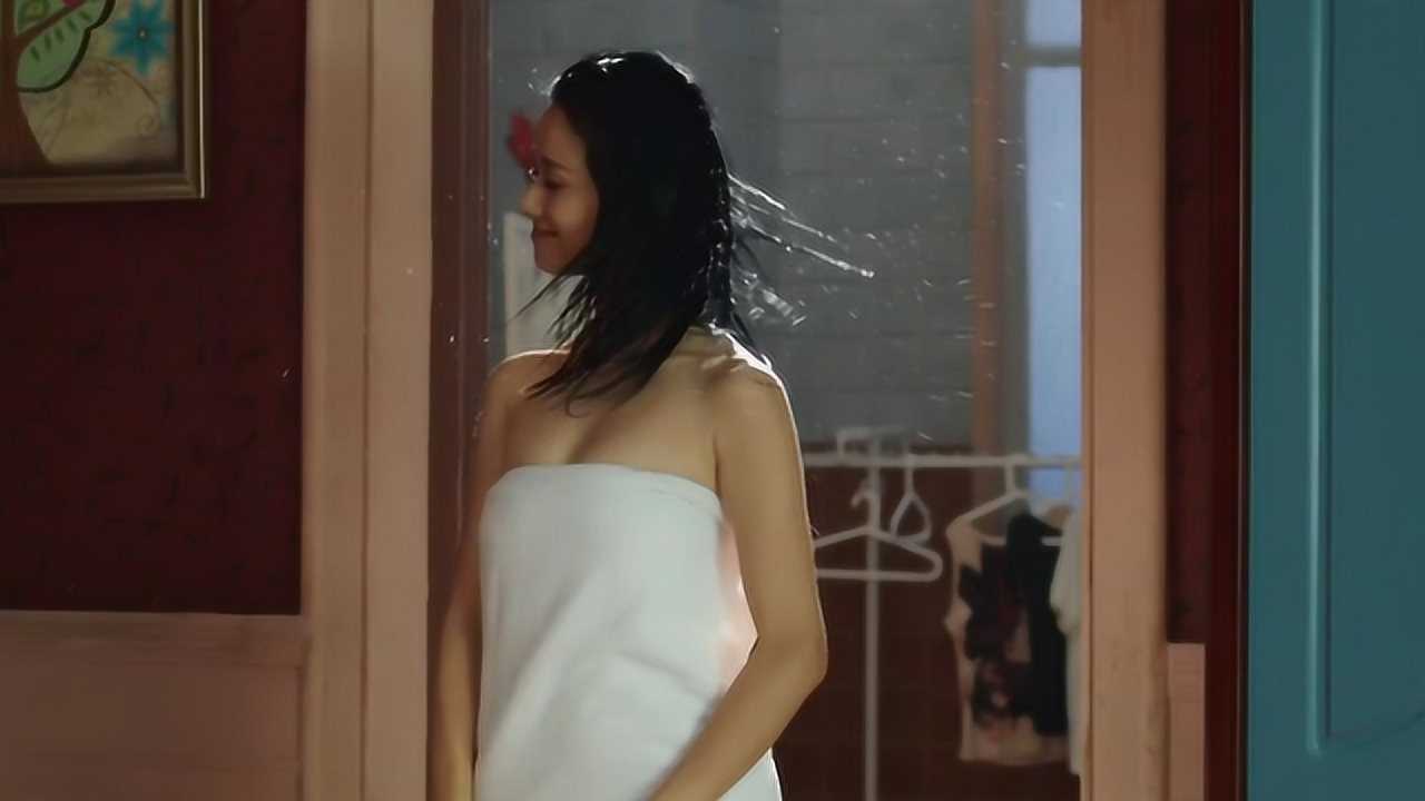 美女裹着浴巾走到小伙面前，直接解开浴巾，男子直接不淡定了_腾讯视频