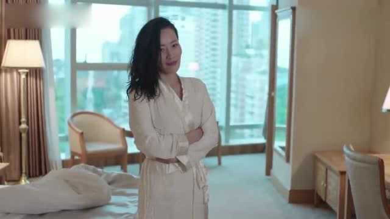 美女洗澡，全身上下除了头发都是干的，这是洗的什么澡啊！_高清