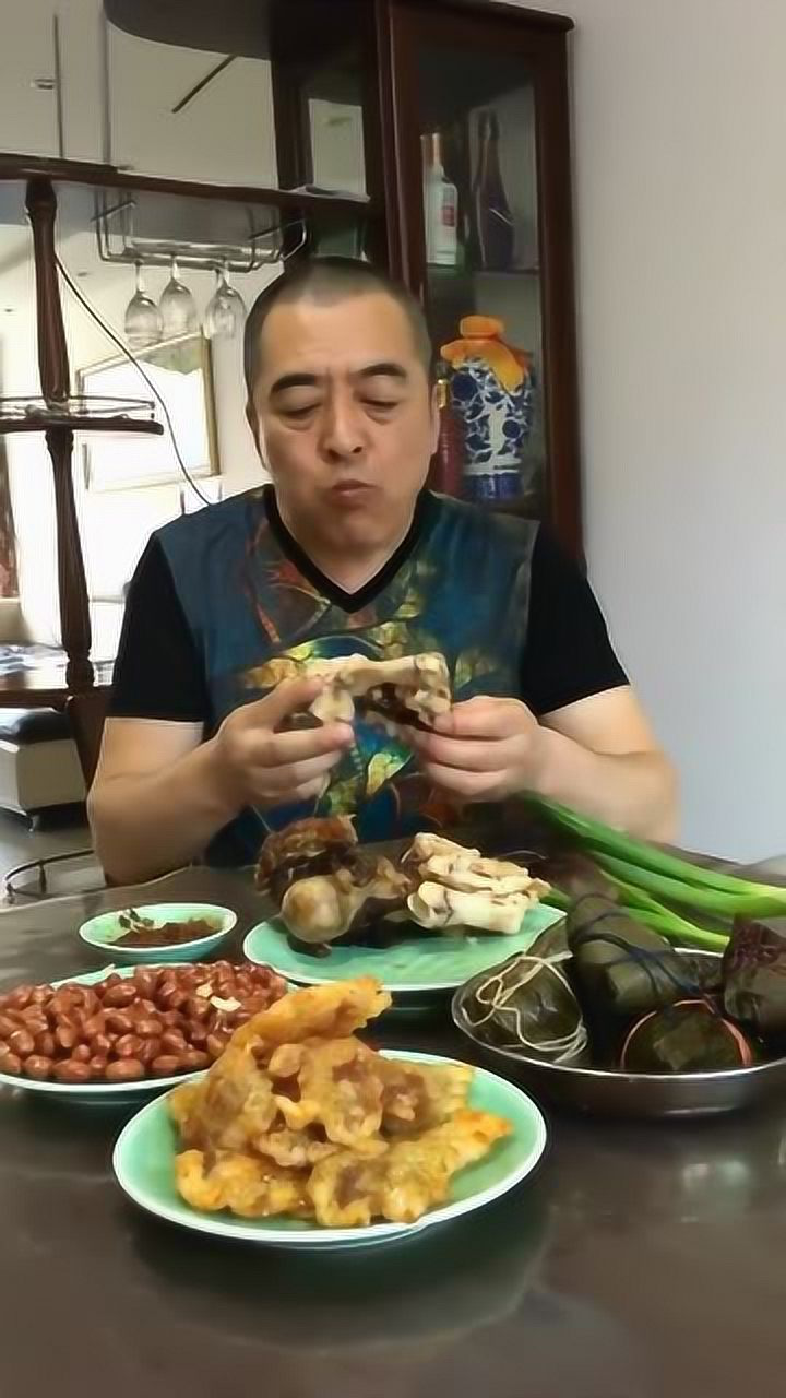 东北大叔伙食真奢侈酱骨头一口接一口馋得我直流口水