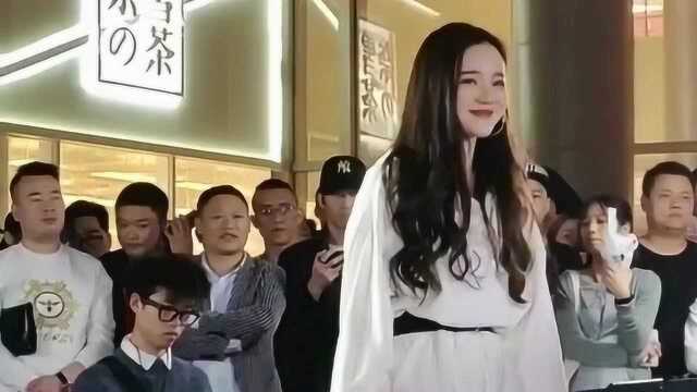 90后的女孩胆子都大,小姐姐当那么多人面表演唱歌,一点也不怯场