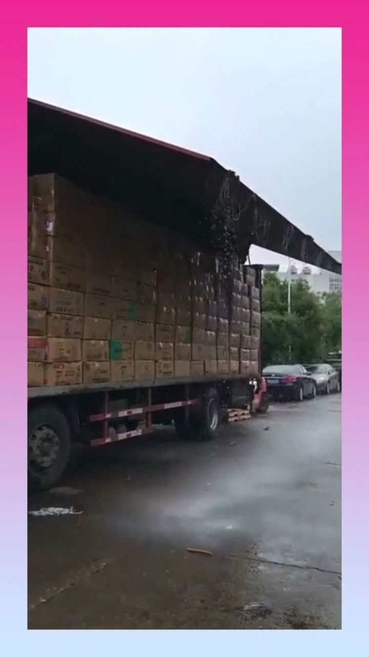 侧开门的大货车,装货太方便了,下雨还能挡雨_腾讯视频