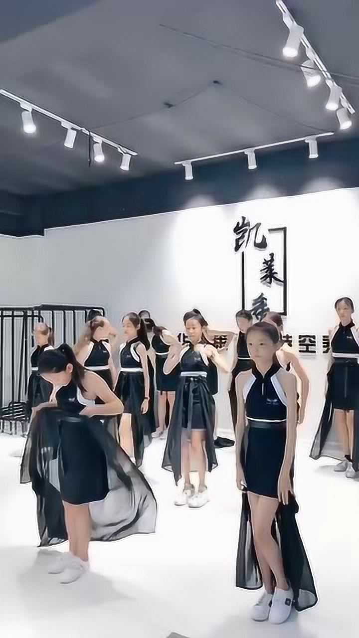 宋小睿穿抹胸礼服图片