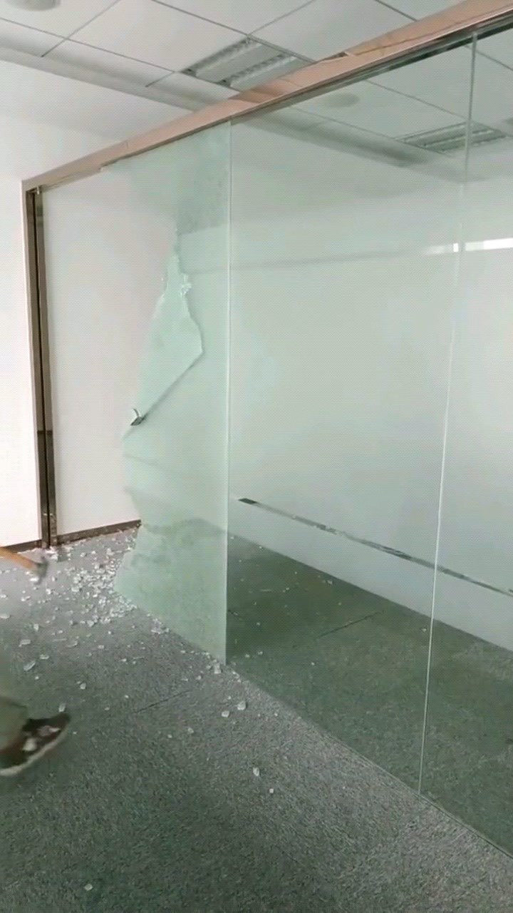拆除钢化玻璃隔断真费劲啊