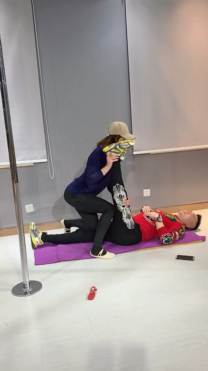 瑜伽压腿教学挺辛苦你喜欢瑜伽吗?