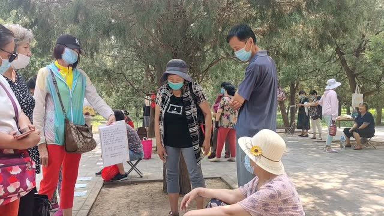 北京天坛公园相亲角第一红娘巧嘴促成几百对过目不忘众人点赞