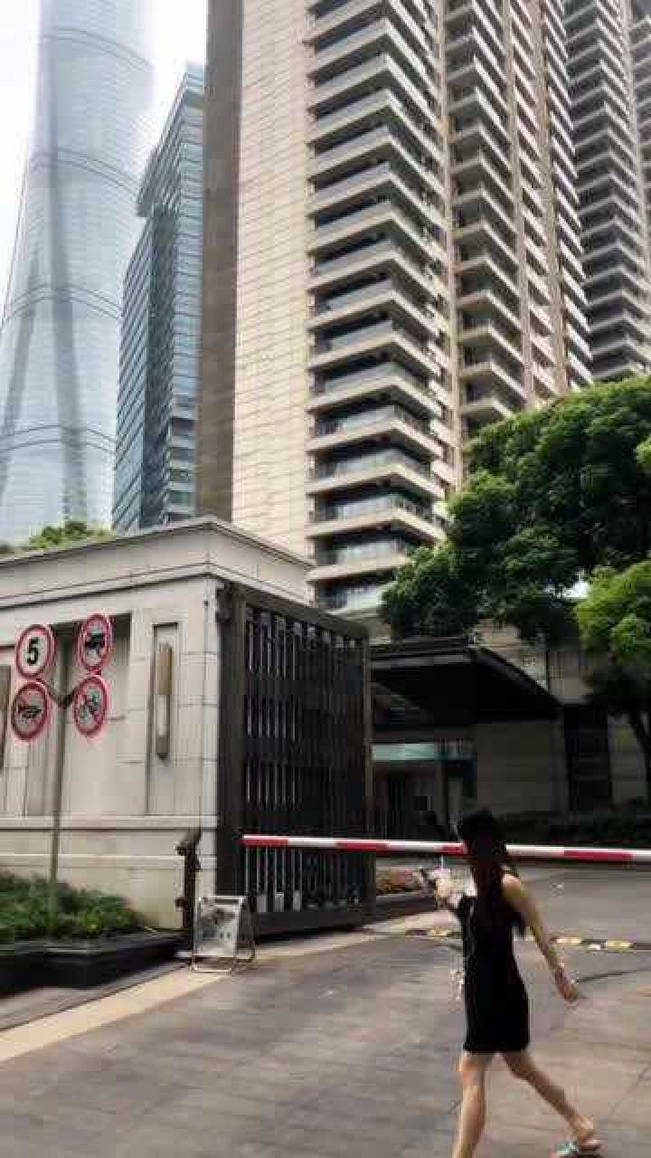 汤臣一品的门口门卫贴心服务这物业费交的值了