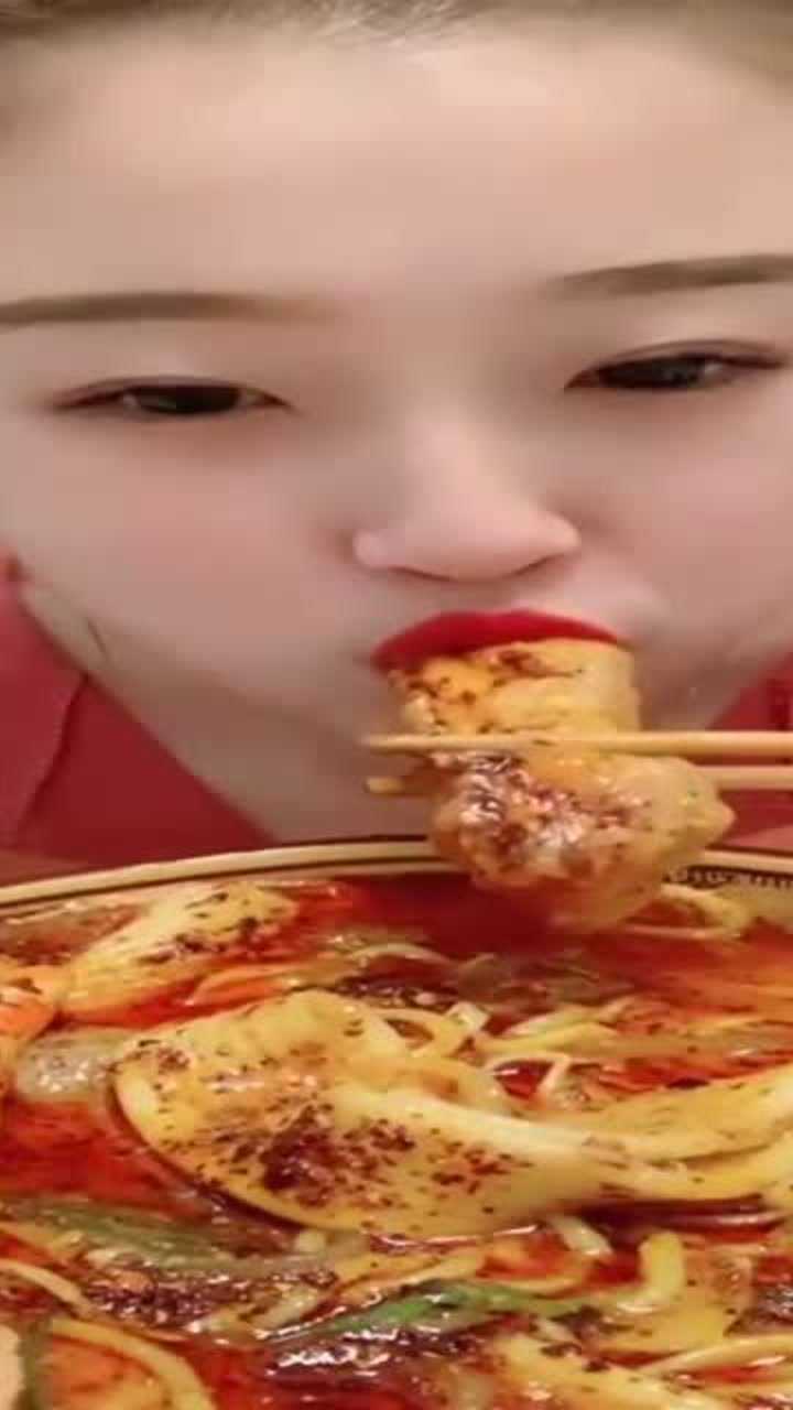 吃播美女吃超辣麻辣烫大口大口吃的好满足馋死我了