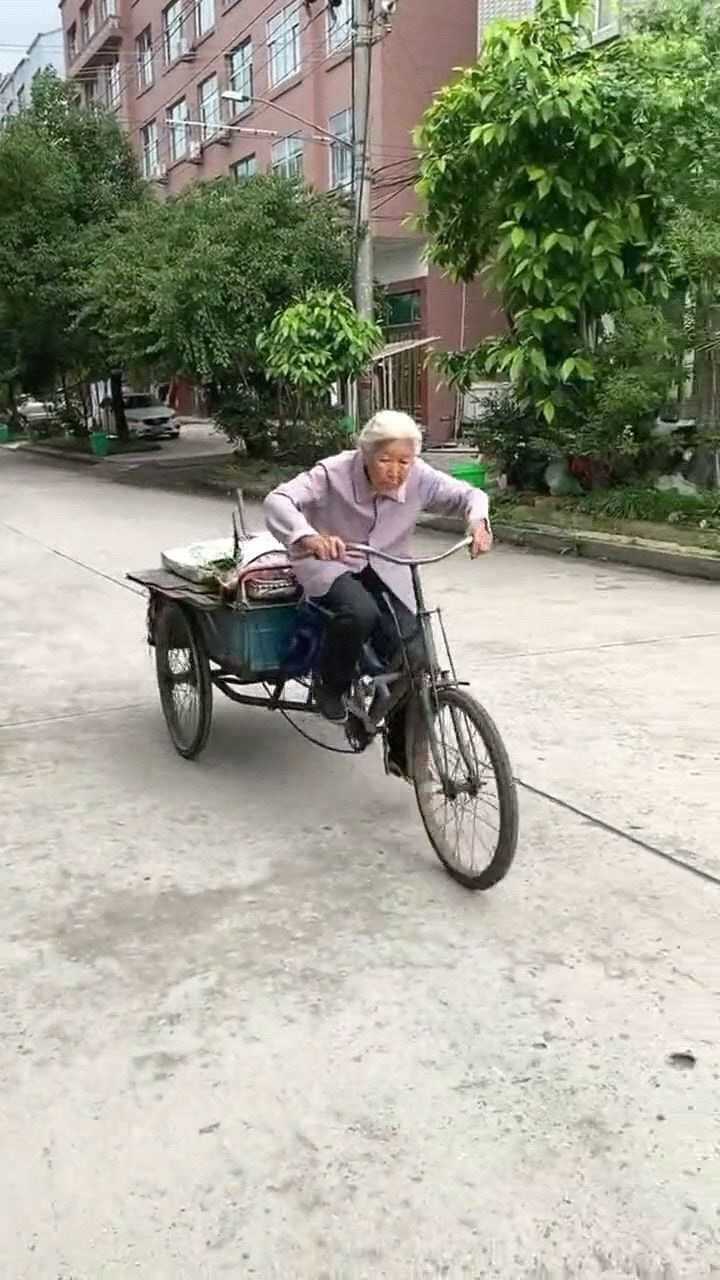 中国大妈有多豪横看八旬老太骑车的架势你就会彻底明白