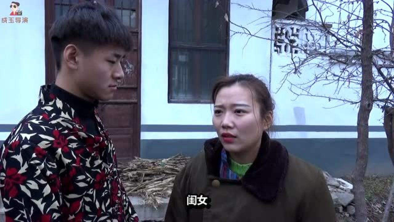 农村傻子男扮女装18年,被村民嘲笑,不料精神病母亲突然清醒