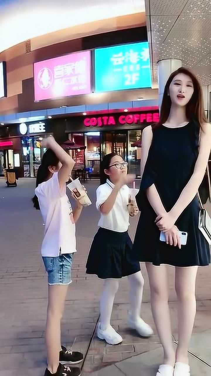 两个小美女跟大美女比身高这身高差太可爱了