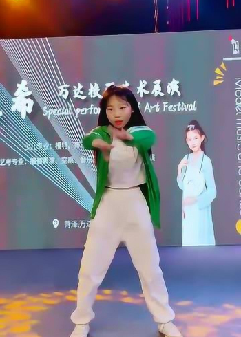 童模楚涵真有跳舞的天赋,动作干净利落,比宋小睿强百倍!