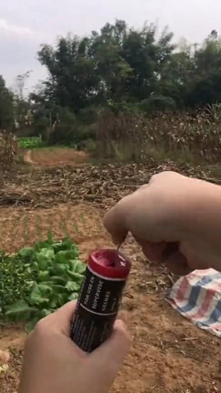 现实版野外求生信号弹这么浓的烟雾弹见过没