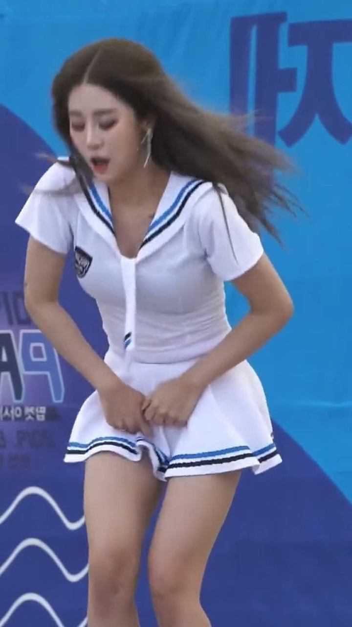 韩国女团小姐姐穿着制服跳热舞这身材真好