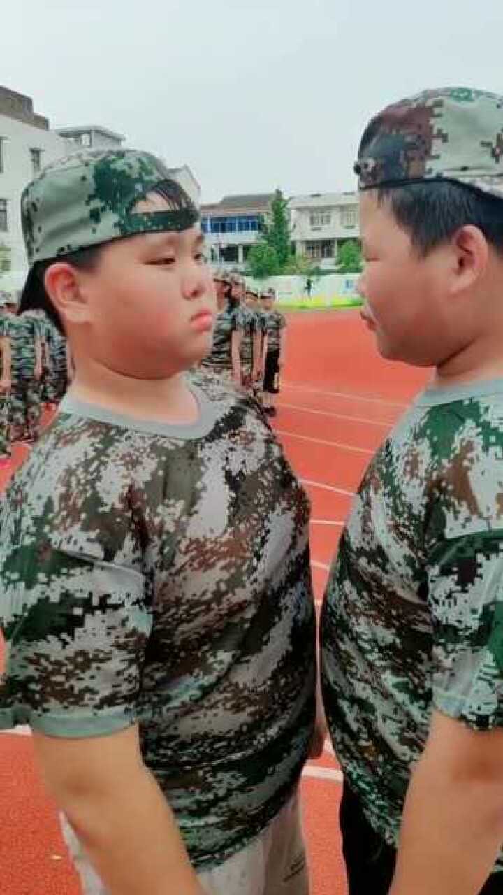 军训俩小胖孩对站都肚皮贴肚皮了这是发生了啥事