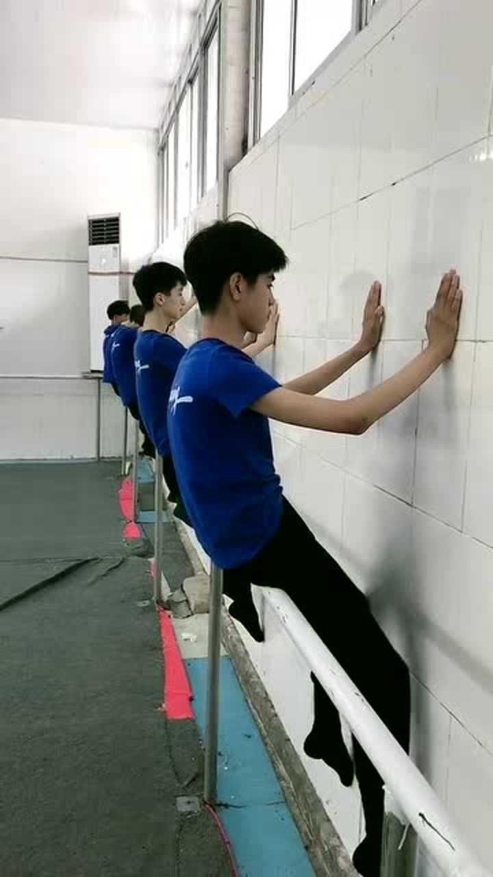 练舞蹈的男孩子,每天都这样练腰,柔韧度真好!