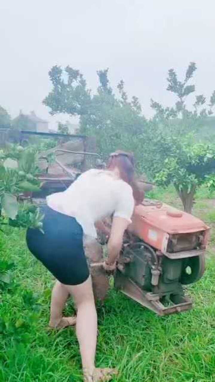 谁说女子不如男美女开手摇拖拉机绝对的女强人