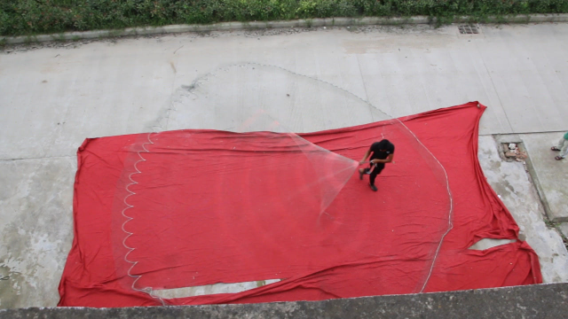 如何正确撒网,小猛哥手把手教你撒网方法,网撒得又圆又大鱼也多