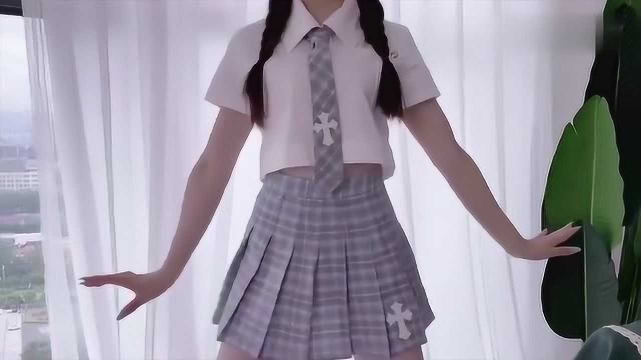 百褶裙小姐姐"蹦裙子",一个比心动作,可爱极了