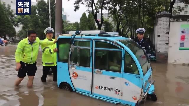 陕西咸阳暴雨来袭 执勤交警变“浇警”