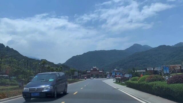 自驾开往峨眉山的公路,夏天这里很清凉,领略自然之美