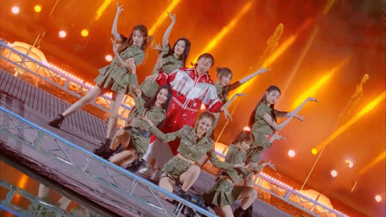 贾玲嗨唱红色高跟鞋硬糖少女303一旁伴舞