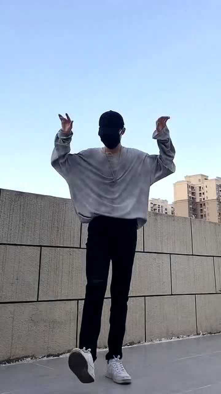 以前的男孩子都是腹肌现在的男孩子全是小细腰