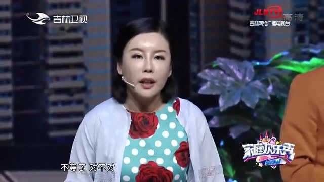 导演李超群跟小翠他们炫耀自己投资的电影 结果却被小翠认为有病