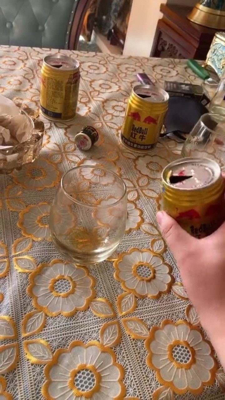 刚准备喝红牛的小哥,被同伴倒上野格,一切都刚刚好!_腾讯视频