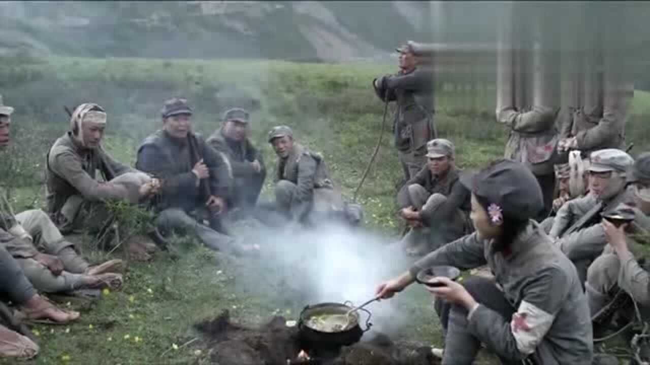 红军长征过草地没有粮食只能吃野花野菜革命的伟大