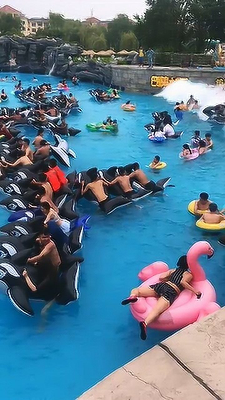 水上乐园无意拍到接下来的一幕实在太尴尬了