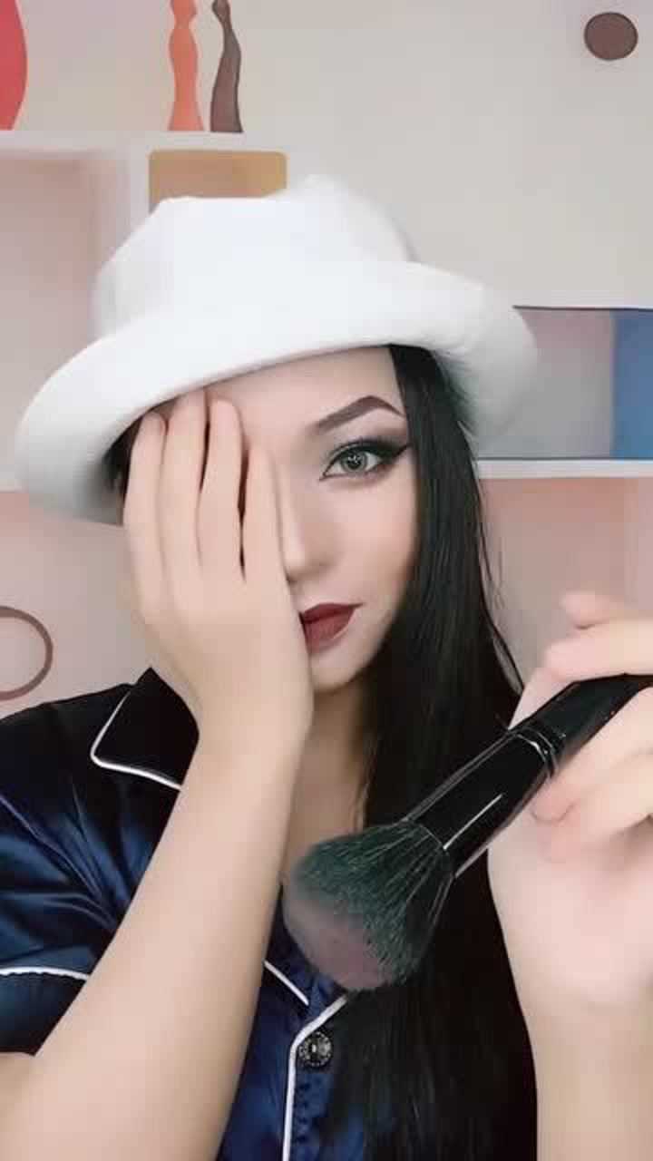 男子展现逆天化妆术,另外半张脸露出来的时候,竟变成大美女了