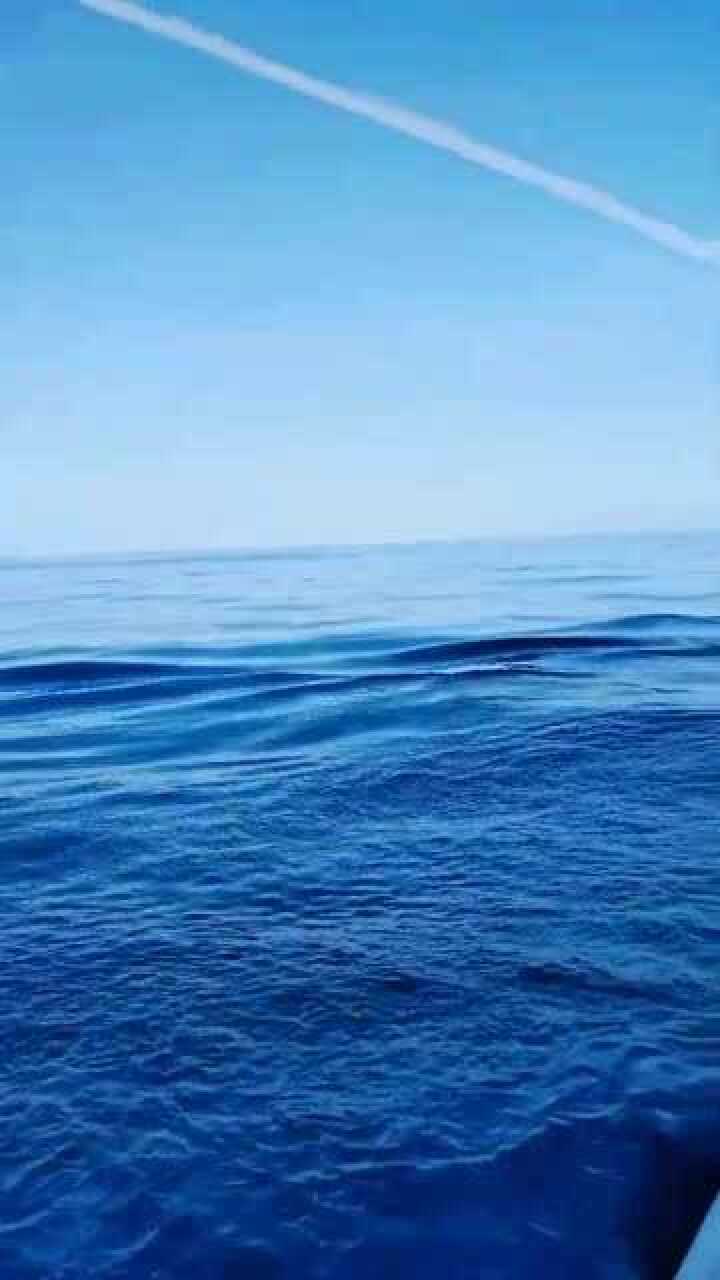 大西洋的海岸线,天空和海水都是湛蓝色的,难得一见的美景