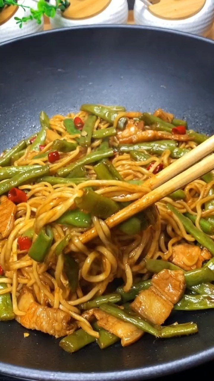 简单有好吃的四季豆五花肉拌面@经纪人小微