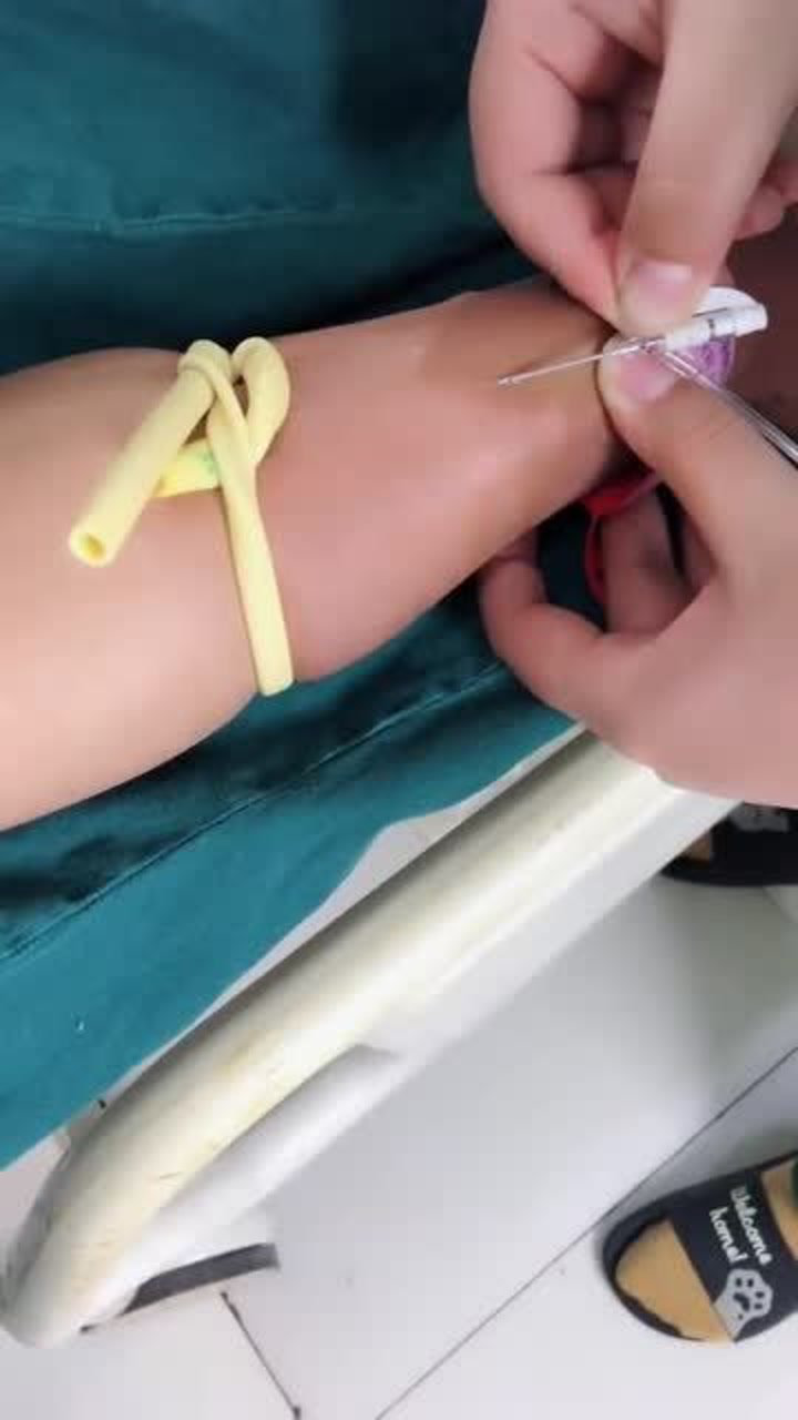实习护士第一次扎针,手一直抖,还是按照教科书操作!