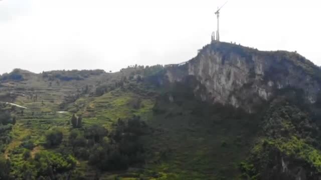 贵州大山上的玻璃栈道工程,建在乌江的悬崖上,塔吊就有500米高