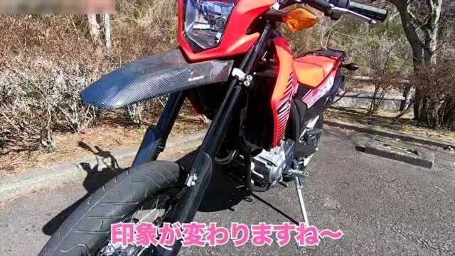 妹子试驾本田的CRF250特制摩托车,真帅气