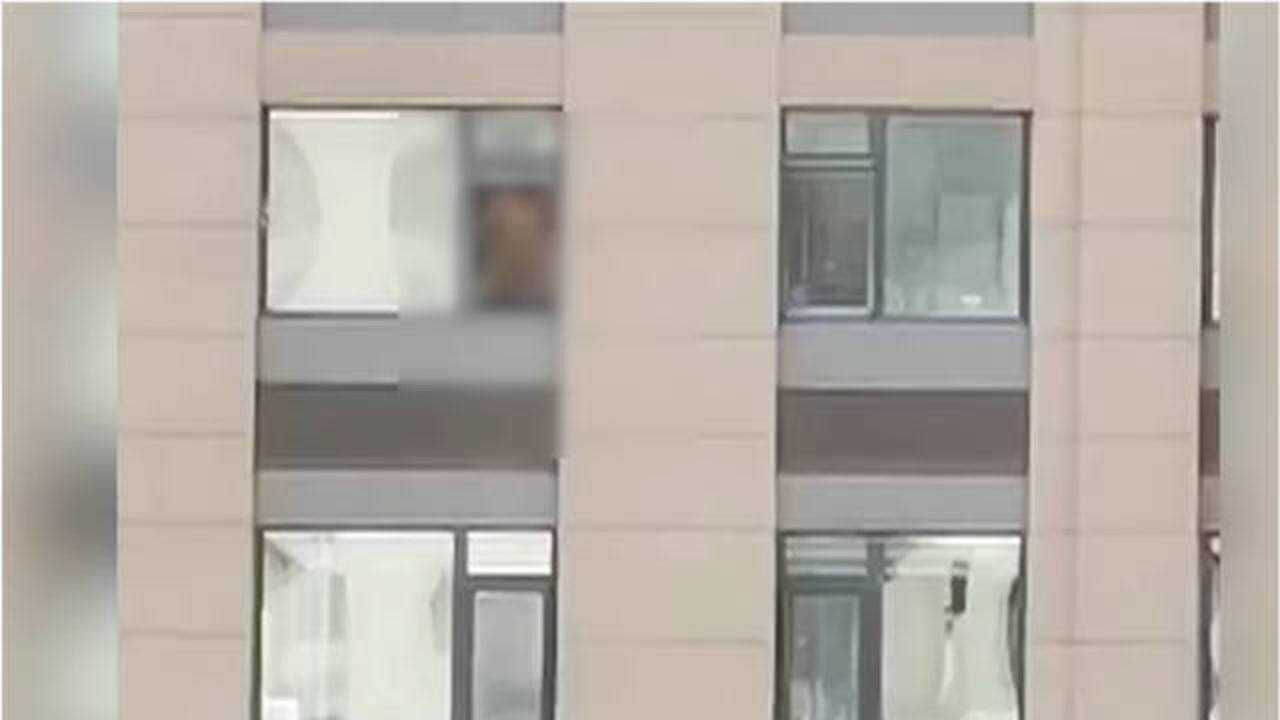 男子在自家窗台赤身裸体做不雅动作，居民愤怒：对小孩不好_高清1080P在线观 …