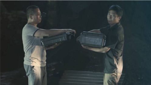 《侠盗兄弟》：俩小偷偷走一个箱子，打开一看里面的东西让他们傻眼了
