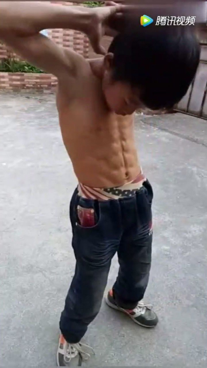 这小孩，有几块腹肌就敢挑战散打哥_腾讯视频