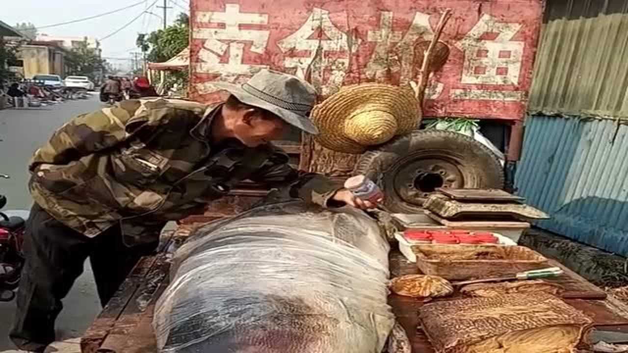 头一次见这样卖金枪鱼的,大哥你到底是假穷,还是真穷?