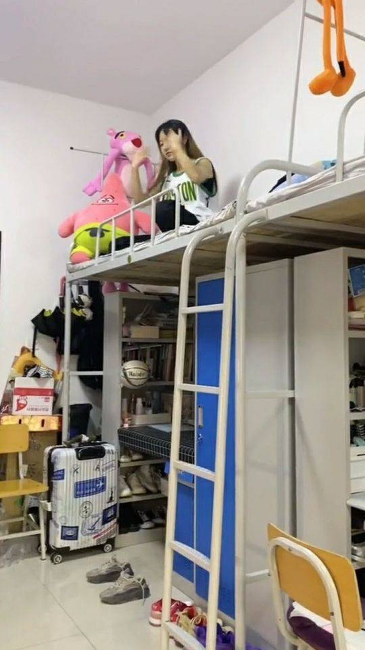 有个体育生女友是什么体验?混进男寝,老师查房分分钟逃走!