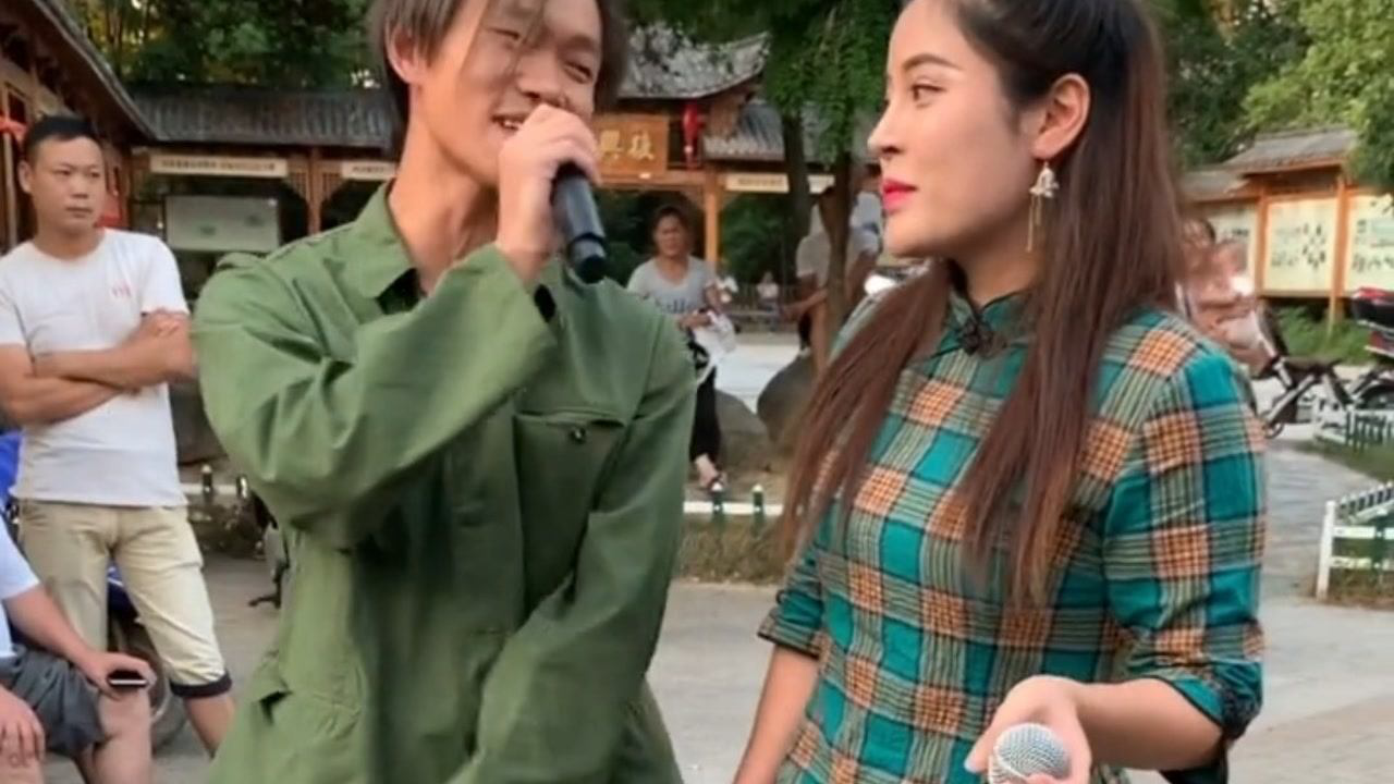 乞丐和美女公园情歌对唱两人配合默契一开口惊爆全场