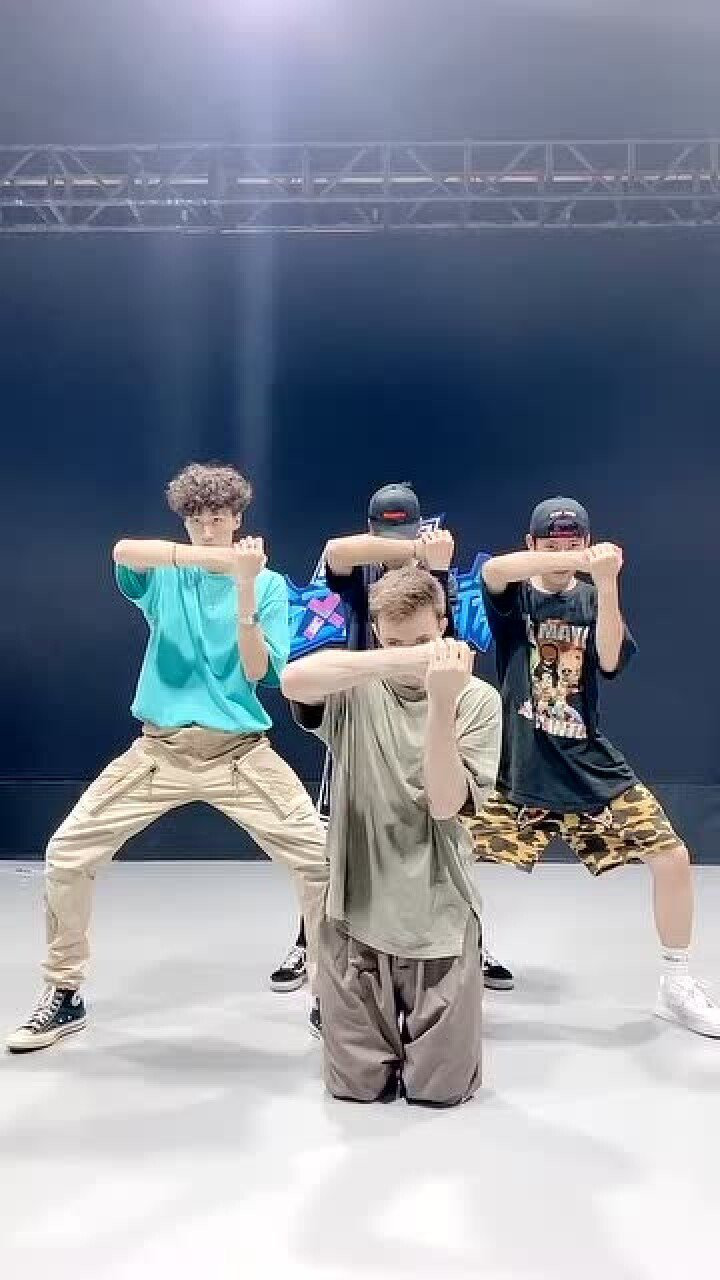 帅气小哥哥教你手势舞!