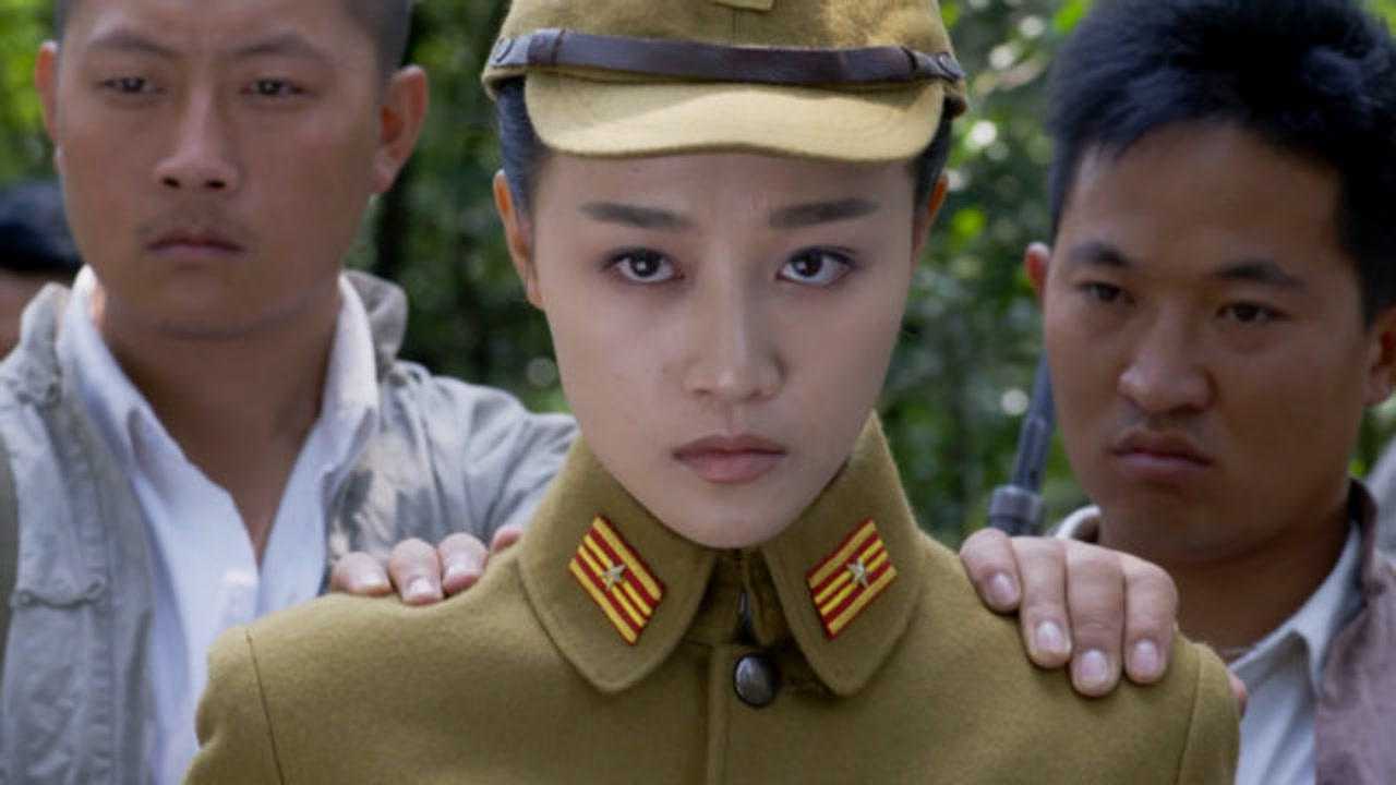 荡寇:女战士被土匪抓住,不料被鬼子救走,还以为她是大官_腾讯视频