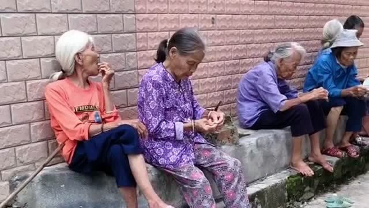 农村大妈就爱聊八卦整天在村头坐着聊天女人到老也改变不了的天性