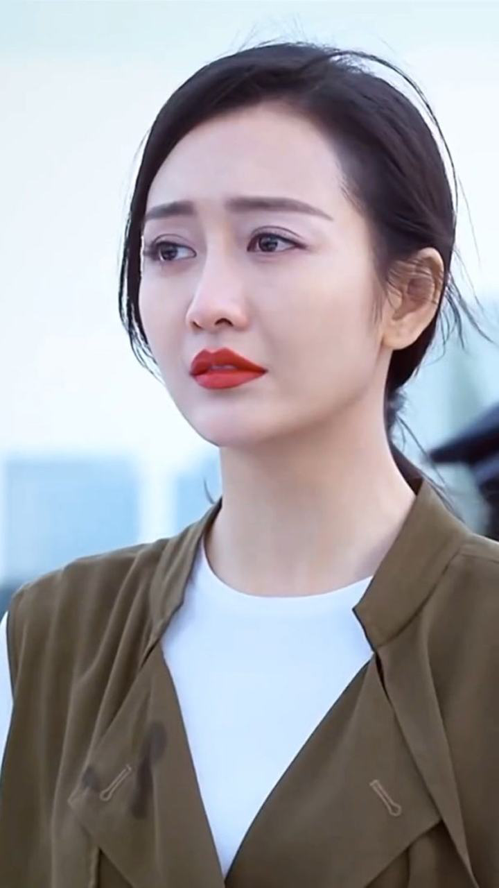 王鸥1982年10月28日出生于广西南宁市,05年首演电视剧心戒进入演艺圈.