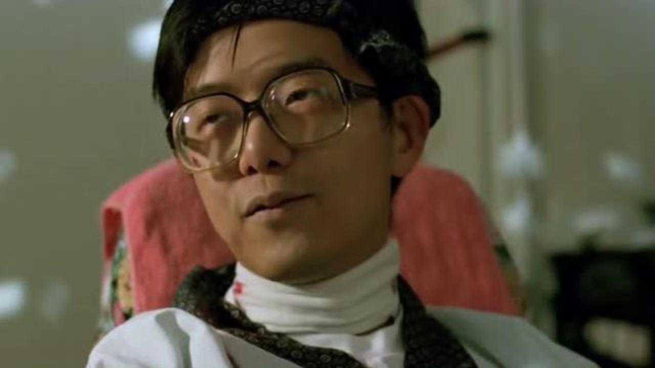 生化寿尸细卷帮四眼包扎伤口并询问是谁对他大打出手