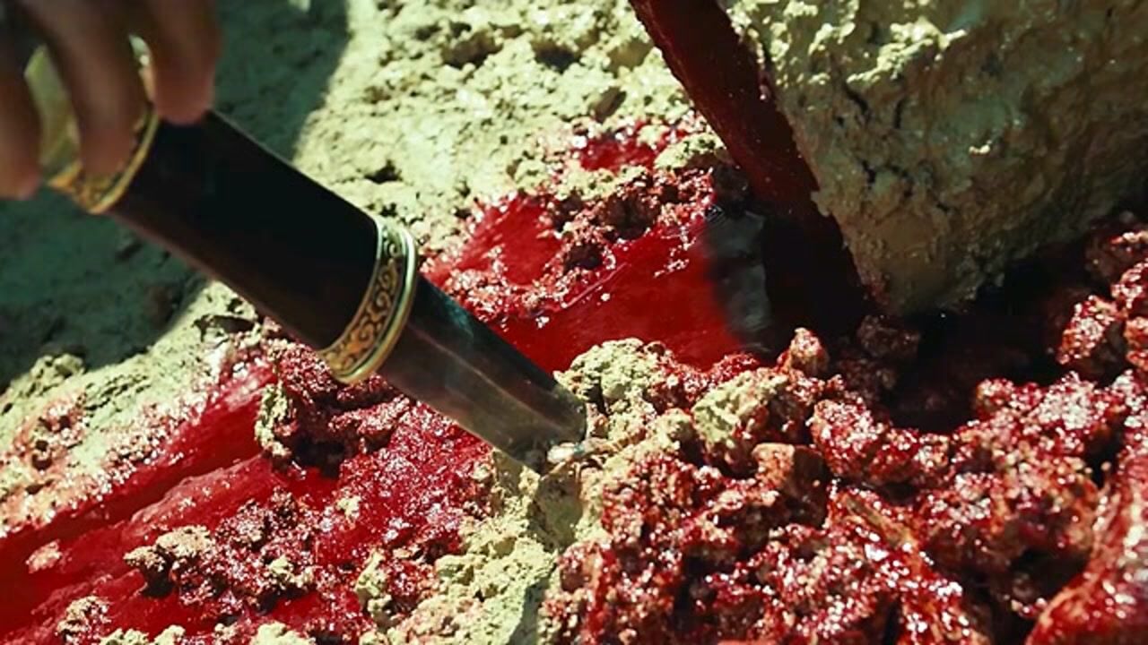 小伙地宫入口挖出许多尸头蛮不料进去后遭遇蜈蚣群袭击鬼吹灯之湘西