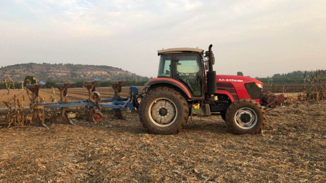 农村17万配置的拖拉机,深翻深度30公分,感受下现代化农业的力量