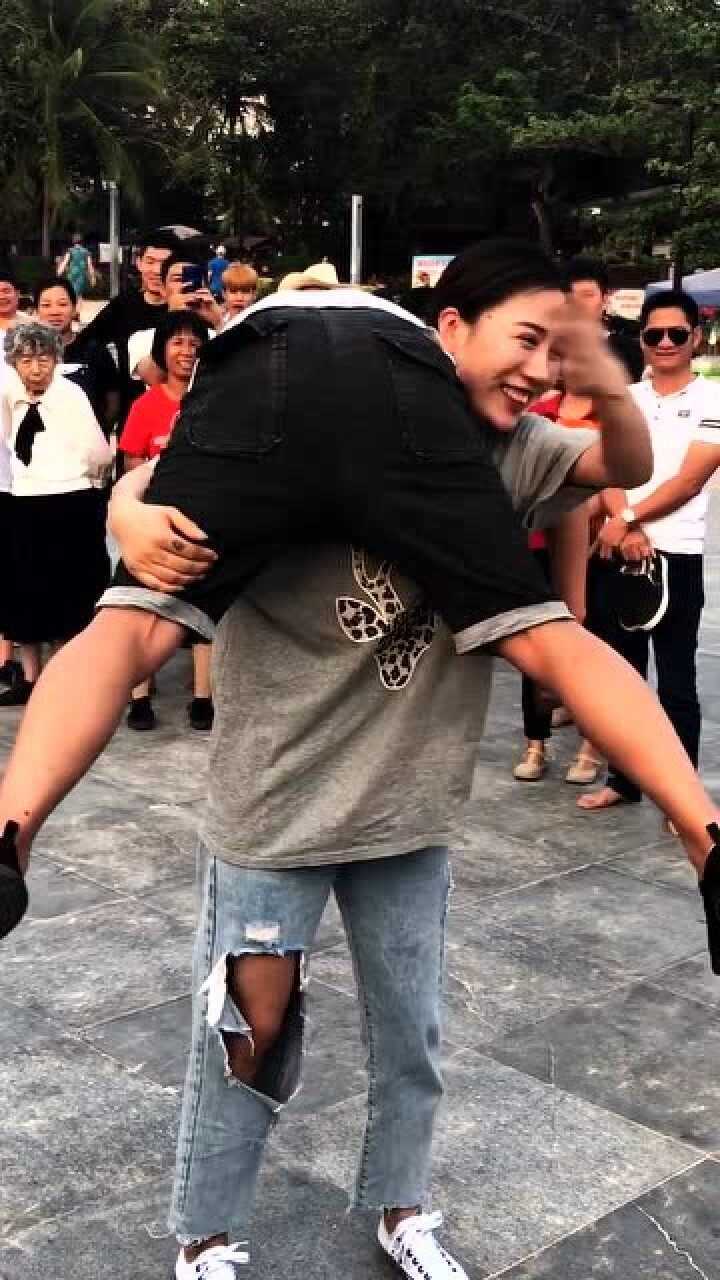 东北女汉子把男朋友扛肩上听到掌声放开双手结果摔得好惨